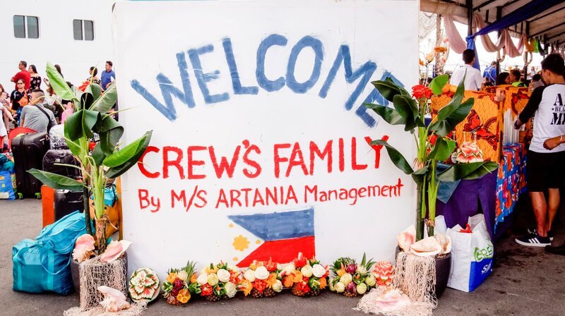 In Manila, der Hauptstadt der Philippinen, treffen zahlreiche philippinische Mitarbeiter des Kreuzfahrtschiffs „Grand Lady“ nach Monaten auf den Weltmeeren zum ersten Mal ihre Familien wieder. – Bild: BR/​Miriam Kertsch/​Bewegte Zeiten Filmproduktion
