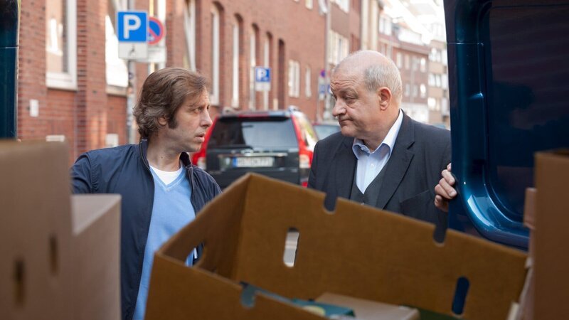 Ekki (Oliver Korittke, l.) will die Kartons nicht ausladen. Wilsbergs (Leonard Lansink, r.) Bücher wurden gepfändet. – Bild: ZDF/​Thomas Kost