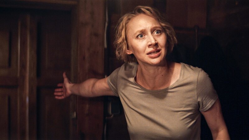 Blum (Anna Maria Mühe) erklärt Reza, dass er Dunja nicht hätte gehen lassen dürfen. – Bild: ORF/​Mona Film/​ Barry Films/​Stephan Burchardt