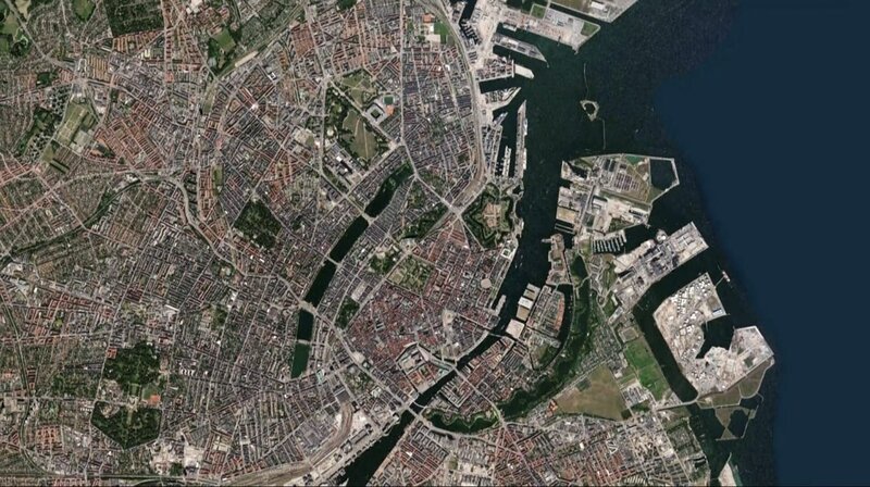 Kopenhagen aus der Vogelperspektive: Die Stadt wurde im 12. Jahrhundert als Handelshafen gegründet. – Bild: phoenix/​ZDF/​Skyworks