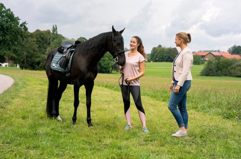 Johanna Beissl (Ines Lutz, r. mit Komparsin) ist live dabei als ein schweres Reitunglück geschieht. Doch ist es überhaupt ein Unglück, oder ist es vielmehr ein Anschlag? – Bild: ARD/​Lucky Bird Pictures/​Angela M. Schlabitz
