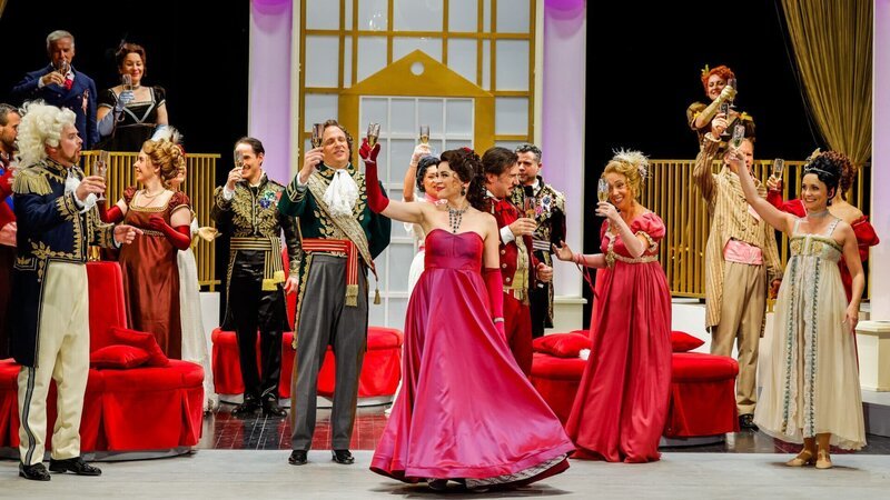 Franz Frickel, Clemens Kerschbaumer, Sieglinde Feldhofer, Verena Barth-Jurca, Ensemble. – Bild: ZDF und ORF/​Bühne Baden/​Christian Husar