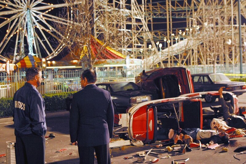 Gil Grissom (William Petersen, l.) und Capt. Jim Brass (Paul Guilfoyle) erwartet ein grauenvoller Anblick – bei einem Achterbahnunglück sind sechs Menschen ums Leben gekommen. Handelt es sich dabei um Sabotage? – Bild: RTL /​ CBS