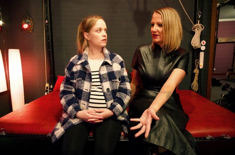 Eine fremde Welt: Friederike Kempter im Studio der Domina „Daria“ in Stuttgart. – Bild: SWR/​Luisa Stichler