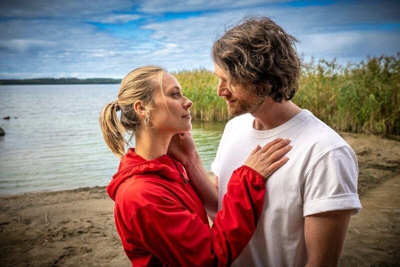 Hanna (Sina Tkotsch) will nach ihrer Trennung erst mal nichts von Männern wissen. Doch Hanna und Mikael (Maximilian Klas) merken, dass sie sehr viele Gemeinsamkeiten haben. – Bild: ZDF und Ralf Wilschewski
