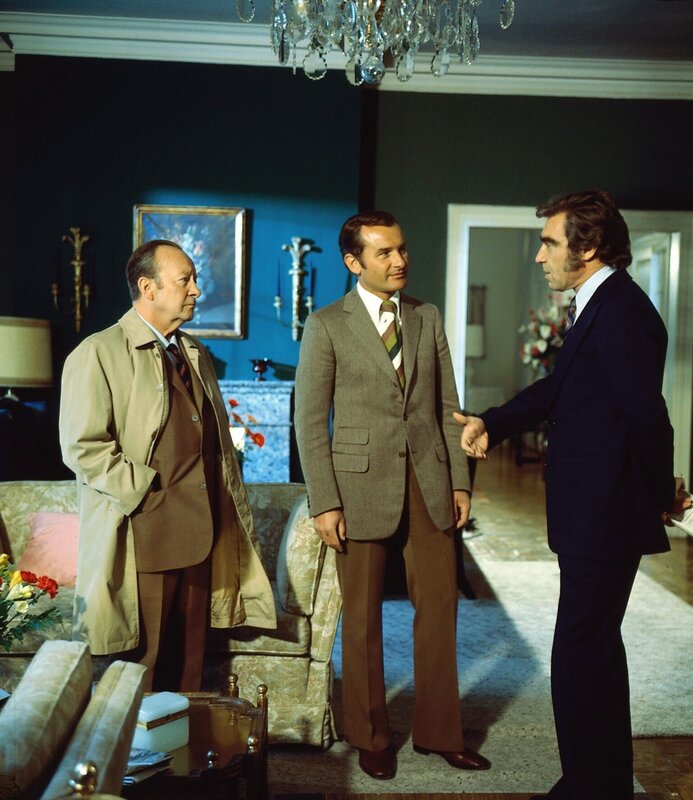 Die Aussage des Prokuristen Bottner über den Tathergang ist so eindeutig, daß für Kommissar Keller und Heines eigentlich kein Zweifel bestehen sollte, daß Herr Lenhard durch einen Einbrecher ums Leben gekommen ist. V. li.n.re. Erik Ode, Reinhard Glemnitz, Jürgen Goslar. – Bild: ZDF