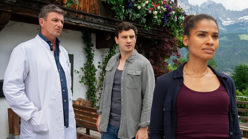 Der Bergdoktor Staffel 15 Scheinwelten – Teil 2 Zwei Männer und eine Frau: Hans Sigl als Bergdoktor Dr. Martin Gruber, Jaime Ferkic als Sebastian Rutloff, Cynthia Micas als Alina Wagner – Bild: SRF/​ZDF/​Erika Hauri