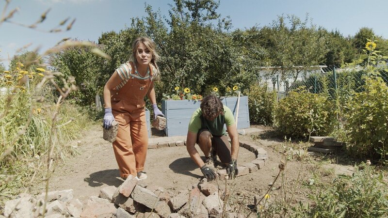 Sarah und Flo legen die Grundsteine für eine neue Kräuterschnecke. – Bild: RTL /​ smac media /​ Vertikales Gärtnern