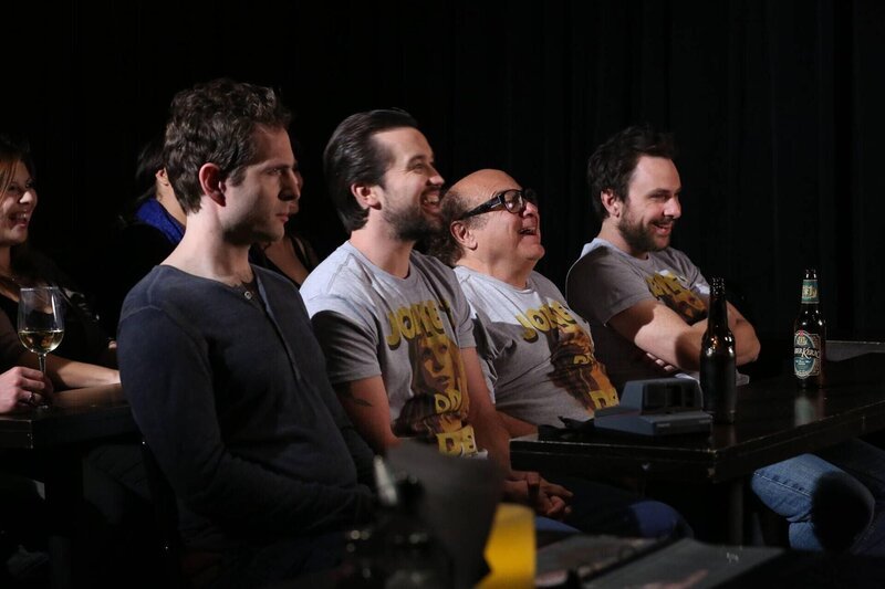 (v.l.n.r.) Dennis Reynolds (Glenn Howerton); Mac (Rob McElhenney); Frank Reynolds (Danny DeVito); Charlie Kelly (Charlie Day) – Bild: ProSieben Fun