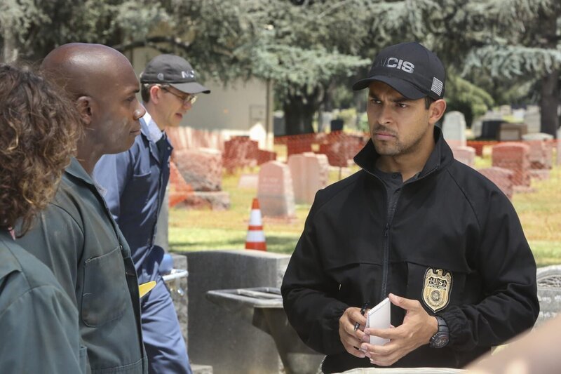 Nick (Wilmer Valderrama, r.) befragt die Friedhofsangestellten, die einen grausigen Leichenfund beim Umbetten eines Grabes machen mussten. Was wissen sie? – Bild: Patrick McElhenney /​ © 2017 CBS Broadcasting, Inc. All Rights Reserved.