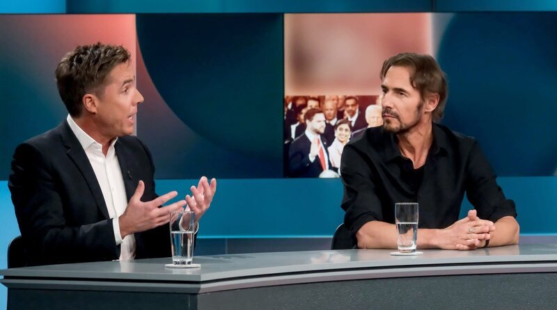 Zu Gast bei Louis Klamroth: v.l.n.r. Markus Feldenkirchen (Autor „Der Spiegel“ und Podcaster) und Thomas Hayo (Creative Director, lebt in New York, deutscher und amerikanischer Staatsbürger). – Bild: WDR/​Oliver Ziebe