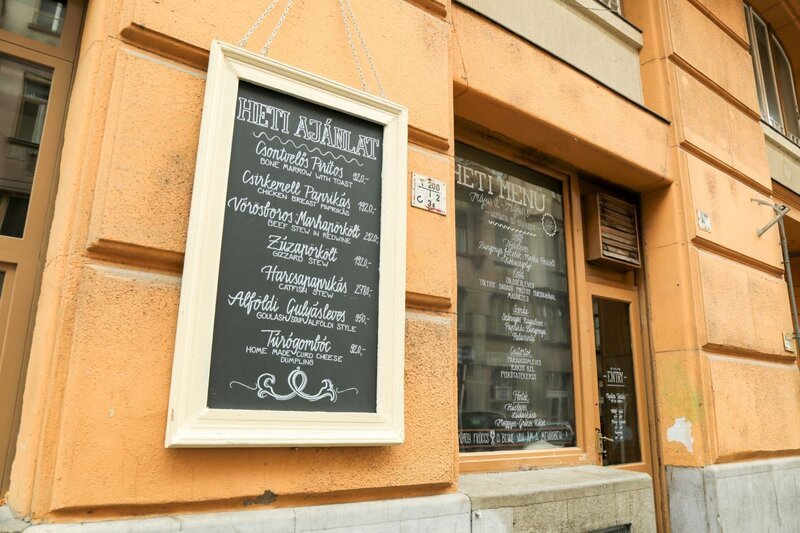 „Gettó Gulyás“, ein neues Restaurant, das sich der traditionellen ungarischen Küche verschrieben hat, wurde eröffnet. – Bild: ORF/​Warner/​The Travel Channel