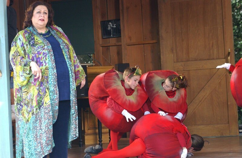 Nicht nur für Ballett hat Miss Patty (Liz Torres) ein ausgeprägtes Interesse, auch der neuste Klatsch und Tratsch in der kleinen Stadt Stars Hollow interessiert sie brennend. Da ist natürlich auch die Trennung von Dean und seiner Frau Lindsay ein gefundenes Fressen für sie … – Bild: 2004 Warner Bros. Lizenzbild frei