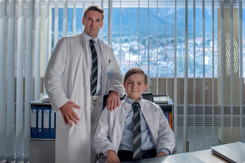 Dr. Alexander Kahnweiler (Mark Keller, l.) und der kleine Jens-Torben (Luis Immanuel Rost, r.) haben nicht nur auf den ersten Blick viel gemeinsam. – Bild: ZDF