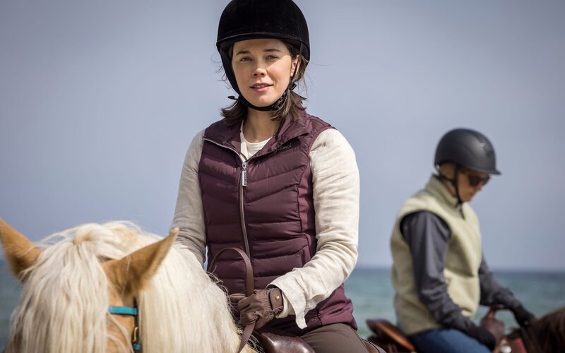 Iris (Sofia Helin, r.) lässt sich von ihrer Halbschwester Kattis (Hedda Stiernstedt, l.) zu einem Reitausflug überreden. – Bild: ZDF und Carolina Romare