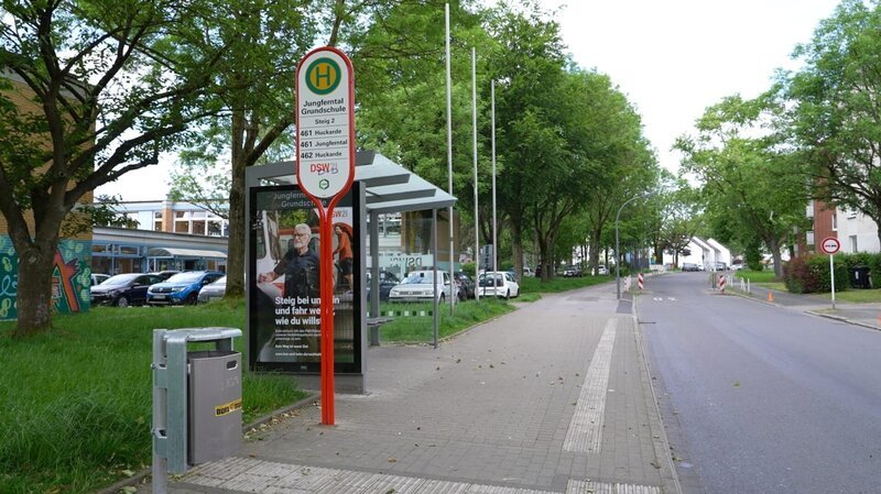 In der Nähe dieser Bushaltestelle in Dortmund wurde die 16-jährige Nicole S. ermordet. – Bild: ZDF, Yannick Reiche