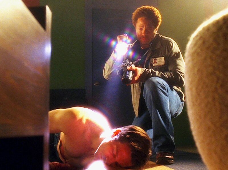 Warrick (Gary Dourdan) wird zu einem Tatort gerufen. In einem Hotelzimmer wurden der Polizist Manny Senteno und eine Frau tot aufgefunden. Alles sieht nach Mord mit anschließendem Selbstmord aus, doch einige Details sprechen dagegen … – Bild: RTL /​ CBS