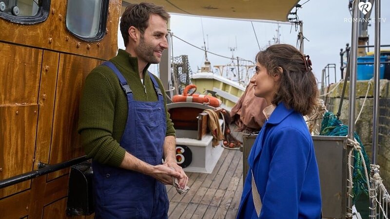 Lisa Edison (Jasmina Al Zihairi) befürchtet, dass ihr Traummann Dave Solvit (Daniel Fritz) in wenigen Tagen für lange Zeit aus ihrem Leben verschwinden wird, um seinen Dienst als Kapitän anzutreten. – Bild: Romance TV