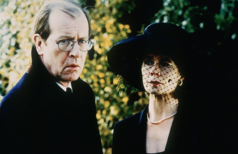 Noch wahren sie ihre Schlafzimmer-Geheimnisse, die Eheleute Owen (Alan Howard) und Louise August (Celia Imrie). – Bild: ZDF und All3Media