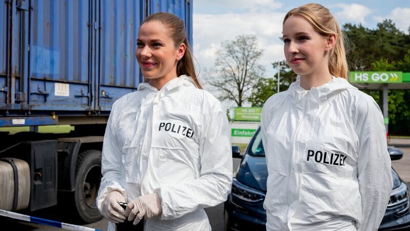 Noch etwas schüchtern, aber voller Tatendrang kommen die Rookies Charlotte von Merseburg (Cheyenne Pahde, l.) und Anastasia Sadowski (Luise Emilie Tschersich, r.) zu ihrem ersten Tatort. – Bild: Gordon Muehle