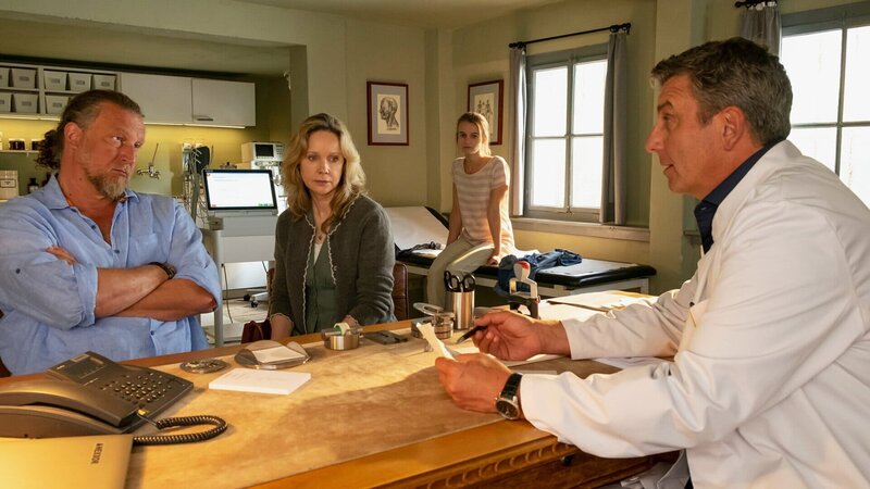 Der Bergdoktor Staffel 15 Endlich Leben – Teil 1 Zwei Männer, eine Frau, ein Kind im Hintergrund: Hans Sigl als Bergdoktor Dr. Martin Gruber, Matthias Komm als Gero, Ann-Kathrin Kramer als Maren Engl, Leonie Wesselow als Chiaras – Bild: SRF/​ZDF/​Erika Hauri