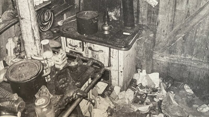 Vermüllt, verdreckt: die Hütte des Tagelöhners Ernst Schrott. – Bild: ZDFinfo