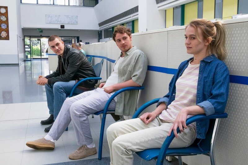 Chiara Engl (Leonie Wesselow, r.) findet Trost bei Marco Evers (Matti Schmidt-Schaller, M.) und Lukas Weiss (Felix Mayr, l.). – Bild: SRF/​ZDF/​Erika Hauri