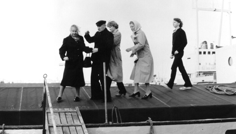 Fürsorglich führt Opa Petermann (Rudolf Beiswanger) seine Frau (Else Quecke) von Bord. Enkelin Karin (Bettina Dörner, Mitte), Mutter Margot (Elke Twiesselmann) und Schiffsjunge Harald (Gernot Kleinekämper) folgen. – Bild: NDR/​Wagner