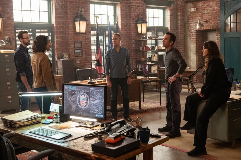 (v.l.n.r.) Sebastian Lund (Rob Kerkovich); Hannah Khoury (Necar Zadegan); Dwayne Pride (Scott Bakula); Christopher LaSalle (Lucas Black); Tammy Gregorio (Vanessa Ferlito) – Bild: CBS Broadcasting, Inc.