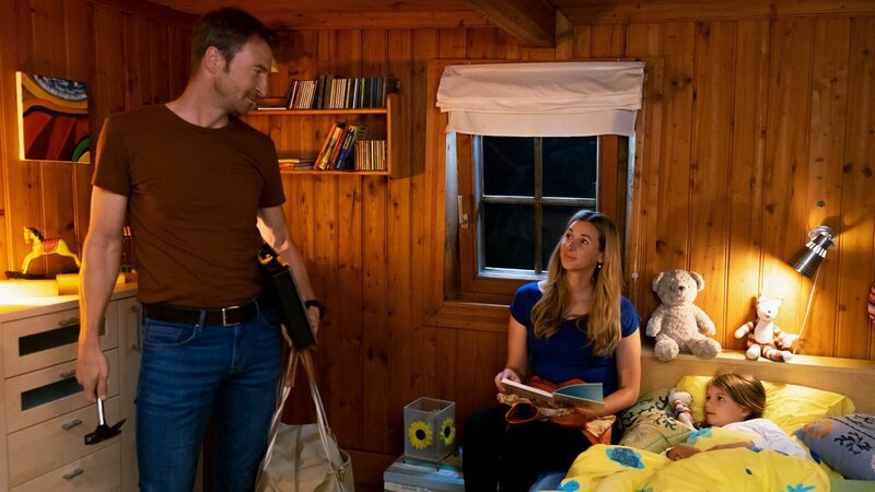 Der Bergdoktor Staffel 15 Hochspannung – Teil 2 Mann und Frau: Heiko Ruprecht als Hans Gruber, Andrea Gerhard als Linn Kemper – Bild: SRF/​ZDF/​Erika Hauri