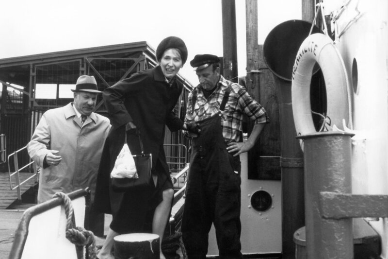 Hinrich Petermann (Uwe Dallmeier, rechts) hilft Mutter Mewes (Helga Feddersen) an Bord. Vater Mewes (Günter Kütemann) folgt ihr. – Bild: NDR/​Wagner