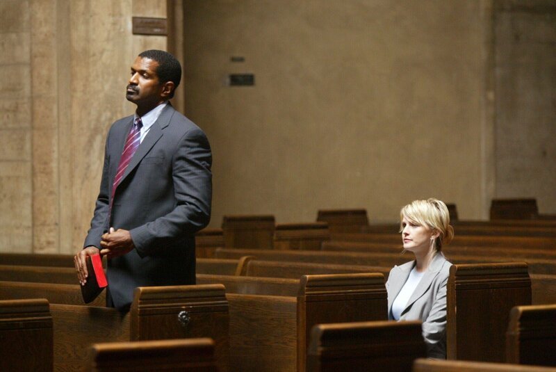 Noch ahnt Tucker (Riff Hutton, l.) nicht, dass Det. Lilly Rush (Kathryn Morris, r.) seinetwegen in die Kirche gekommen ist … – Bild: Warner Bros. Television Lizenzbild frei