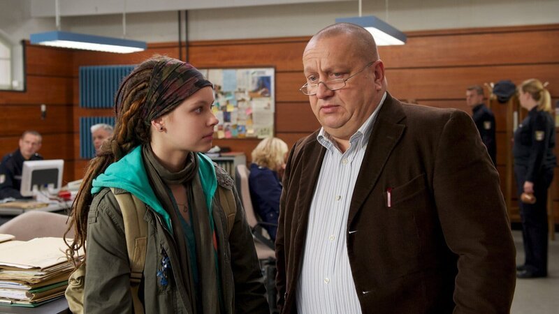 Die junge Marie Gerber (Barbara Prakopenka, l.) taucht auf der Wache auf. Ihr Freund Oliver Breitner ist zu einer Verabredung nicht aufgetaucht. Sie glaubt, ihm ist etwas passiert. Jan Reuter (Udo Kroschwald, r.) prüft das nach. – Bild: Marc Meyerbröker