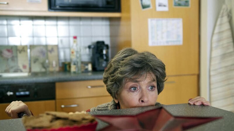 Hannah (Thekla Carola Wied) geht vor ihrem elektronischen Haushaltshelfer in Deckung. – Bild: ARD Degeto/NDR/Marc Meyerbroeker Hannah (Thekla Carola Wied) geht vor ihrem elektronischen Haushaltshelfer in Deckung. – Bild: ARD Degeto/NDR/Marc Meyerbroeker