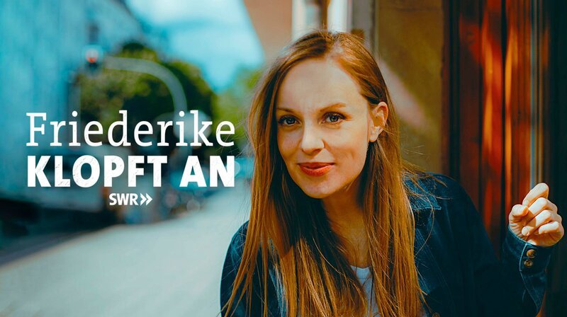 Friederike klopft an und trifft dabei Frauen um die 40, die tun, was sie wollen. – Bild: SWR/​Jan Kapitaen