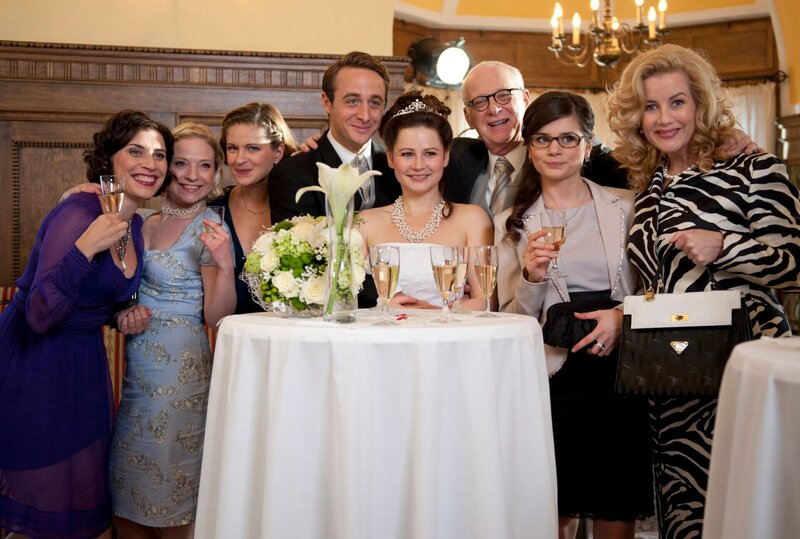 MDR Fernsehen ALLES KLARA, FOLGE 14, „Die falsche Braut“, am Montag (23.06.14) um 22:50 Uhr. Hochzeit in der Villa von Eugen Schmidt: v.l.n.r. Tanja (Susanne Plassmann), Vera (Anna Prüstel), Pia (Josephine Schmidt), Bräutigam Werner (Gabriel Raab) und Braut Evi (Annett Heilfort), Brautvater Eugen Schmidt (Peter Meinhardt), Bärbel (Joyce Ilg) und Frau Dr. Müller-Dietz (Alexa Maria Surholt). – Bild: MDR/​Marion von der Mehden