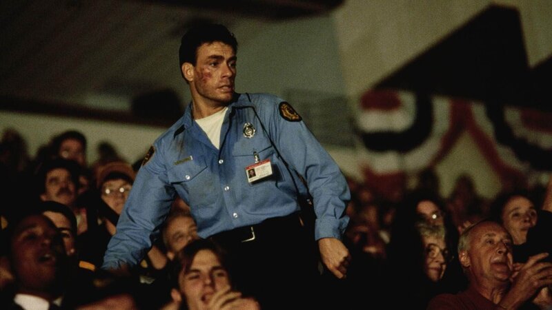 Im Alleingang nimmt Darren (Jean-Claude Van Damme) den Kampf gegen die Terroristen auf. – Bild: RTL