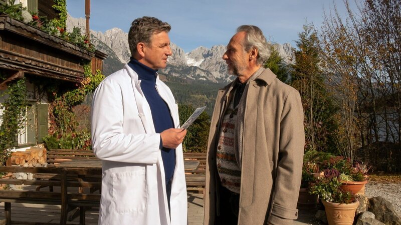 Der Bergdoktor Staffel 15 Im Frieden – Teil 1 Zwei Männer: Hans Sigl als Bergdoktor Dr. Martin Gruber, Daniel Friedrich als Maurus Steiger – Bild: SRF/​ZDF/​Erika Hauri