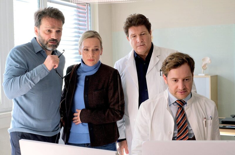 Eine beunruhigende Entdeckung: Dr.Timotheus von Hatzfeld (Tom Radisch, r.) zeigt Dr. Dietrich Frahm (Mathias Herrmann, l.), Barbara Frahm (Jana Hora-Goosmann, 2.v.l.) Und Dr. Christian Kleist (Francis Fulton-Smith, 2.v.r.) die Untersuchungsergebnisse. – Bild: ARD/​Jacqueline Krause-Burberg