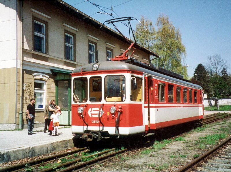 Ein regulärer Triebwagen der Traunseebahn im Seebahnhof Gmunden. – Bild: SWR