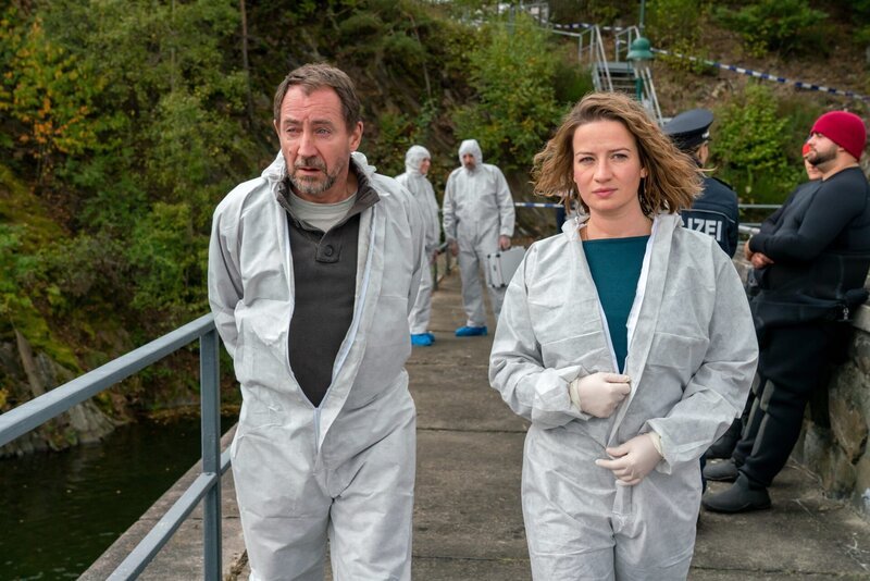 Am Fundort der Wasserleiche rasseln die neue Rechtsmedizinerin Theresa Wolff (Nina Gummich) und der zuständige KHK Robert Brückner (Thorsten Merten) das erste Mal zusammen. – Bild: Steffen Junghans /​ ZDF und Steffen Junghans
