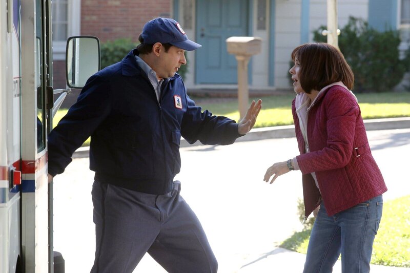 Mailman (Adam Kulbersh, l.) und Frankie Heck (Patricia Heaton, r.) – Bild: HBOH