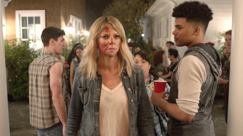 Das Jimmy und die Kinder sie angefahren auf der Straße zurücklassen, geht Mickey (Kaitlin Olson) zu weit. Sie gerät vollkommen außer Kontrolle und sprengt die Party … – Bild: Fox