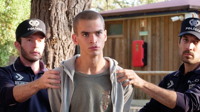David (Luis Pintsch) mittendrin bei einer Rauferei im Camp für straffällig gewordene Jugendliche. – Bild: ORF/​Degeto/​Paulo Monteiro