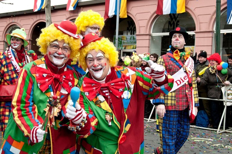 Der Mainzer Rosenmontagszug steht dieses Jahr unter dem Motto: „Humor ist Meenzer Lebensart mit Herz und Toleranz gepaart“. Impressionen vom Mainzer Rosenmontagszug. – Bild: SWR/​Tobias Mühlenbeck