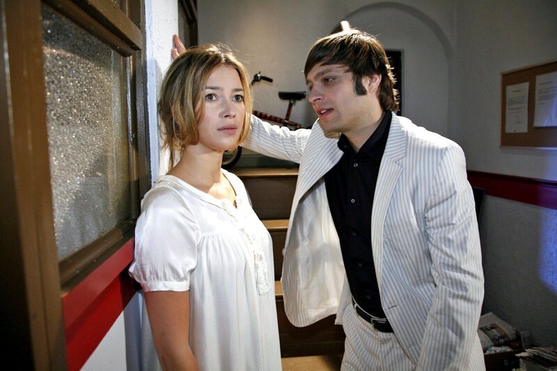 Hannah (Laura Osswald, l.) stockt der Atem, als Bruno (Tim Sander, r.) ihr seine Liebe gesteht. – Bild: SAT.1