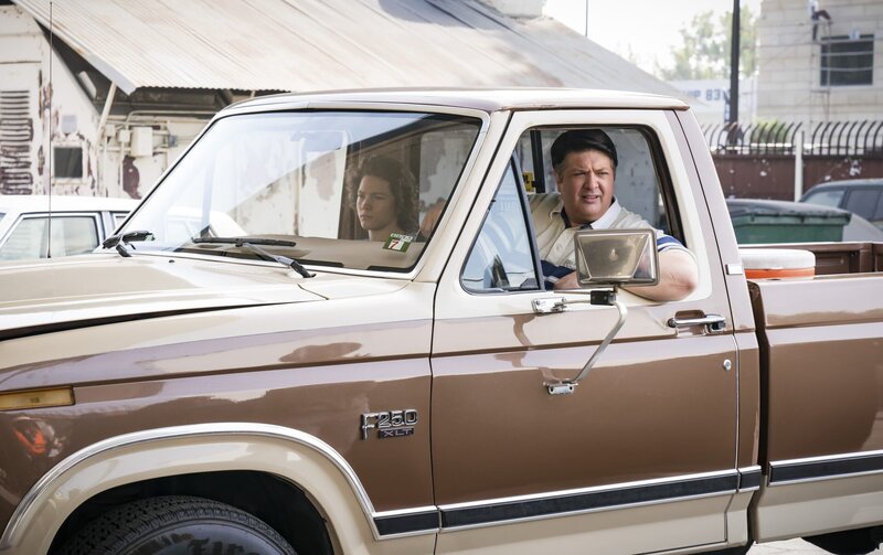 Georgie (Montana Jordan, l.); George sen. (Lance Barber, r.) – Bild: ProSieben