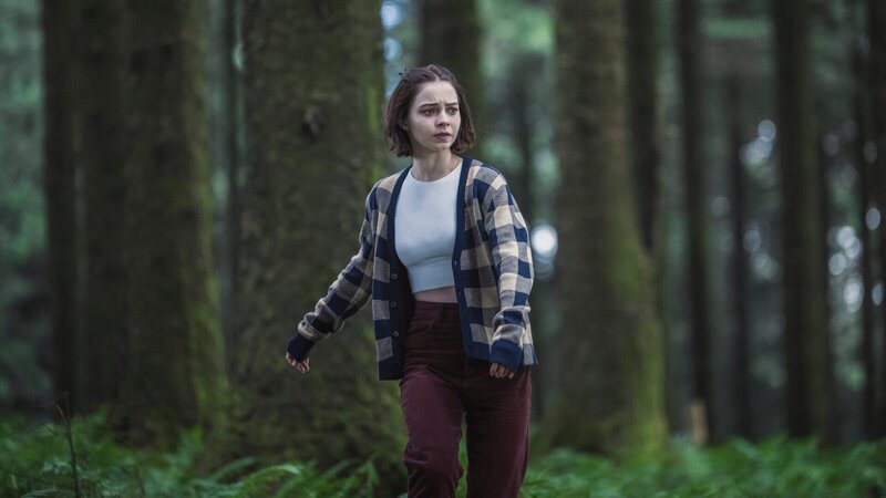 Glaubte Pip (Emma Myers) zwischenzeitlich den Wald vor lauter Bäumen nicht mehr zu sehen, ist sie dem wahren Mörder nun ganz nah. Sie fasst einen waghalsigen Plan, um ihn zu stellen. – Bild: ZDFneo