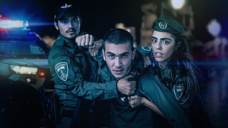 Kobi (Ido Elieli, l.), Avi (Ben Sultan, M.) und Miri (Noa Astanjelove, r.) müssen als Neulinge beim Grenzschutz zahlreiche Herausforderungen bewältigen. – Bild: ZDF/​Ran Mendelson.