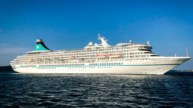 Das Kreuzfahrtschiff „Grand Lady“ vor Trincomalee, Sri Lanka, im Indischen Ozean bei blauem Himmel. – Bild: BR/​Gerrit Mannes/​Bewegte Zeiten GmbH